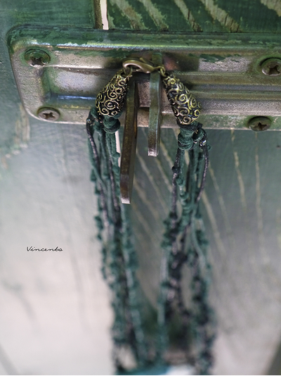 Сказки братьев Гримм. Комплект украшений в стиле фэнтези (серьги и кулон-колье с каплями)