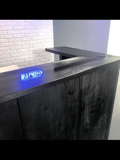 стойка ресепшн с черной рекой