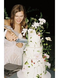 Торт трехъярусный с вафельными цветами 3 яруса(9-12кг) (копия)