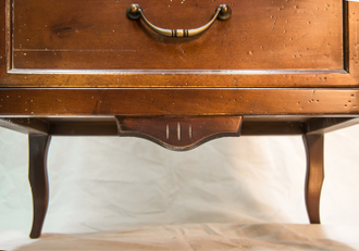 Комод с 6 выдвижными ящиками.