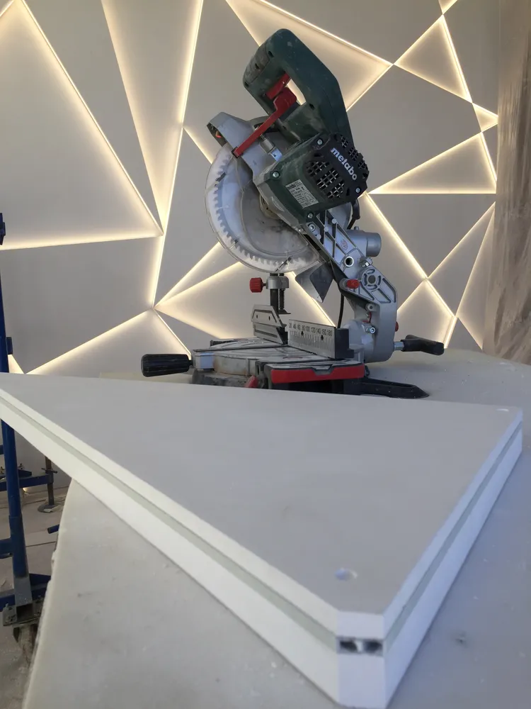 Нет, пила не скучает, она немного передохнет и опять примется подпиливать панельки)