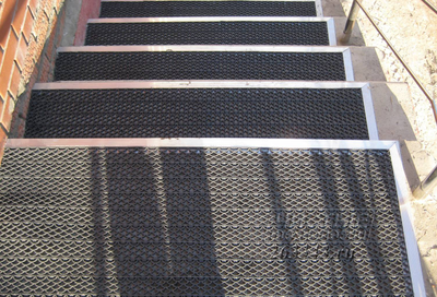 Грязезащитное модульное покрытие на ступеньках
