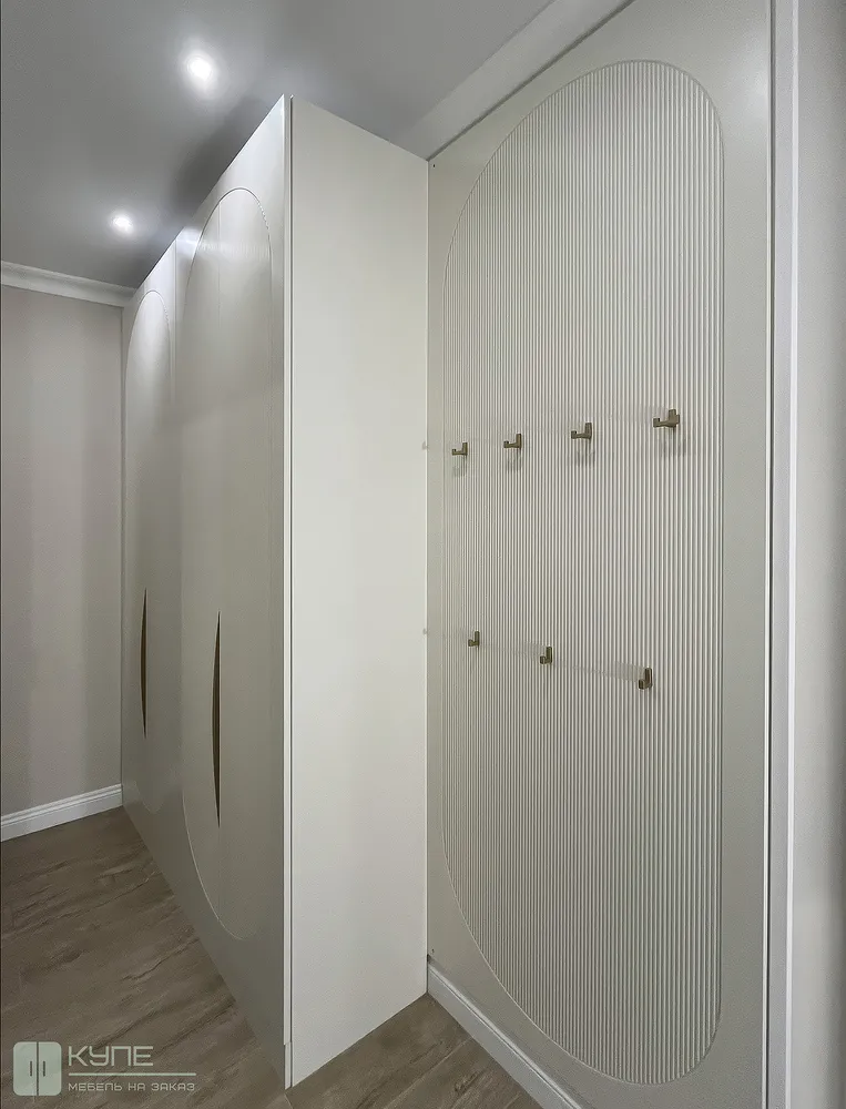 029 Шкаф в прихожей с распашными дверями и стеновая панель. Фасады и панель - МДФ фрезировка "Волна в овале", покраска RAL 9010