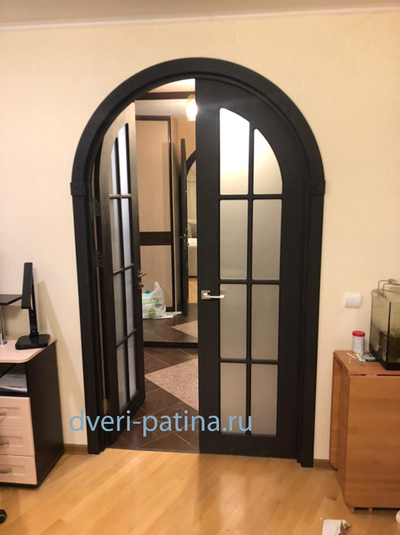 Двустворчатая арочная дверь в зал по размерам заказчика.