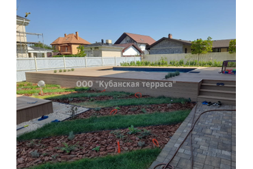 Терраса вокруг бассейна с кашпо