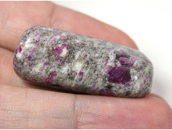 Корунд красный (рубин) в породе, галтовка, Индия (35*18*15 мм, 19 г) №27504