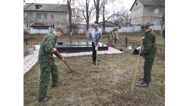 Субботник возле обелиска