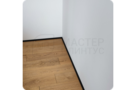 Минималистичный декор: монтаж черного плинтуса Dollken WLK 20 для создания чистого и современного интерьера.