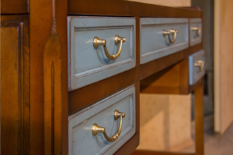 Письменный стол с 5 голубыми ящиками.