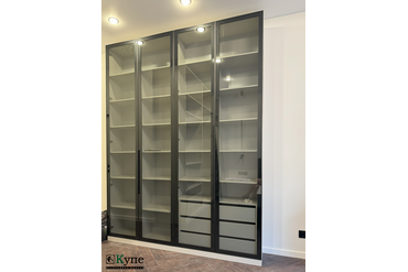 061 Шкаф с распашными дверями. Двери в черном, широком рамочном профиле. Фасады ЛДСП Egger U750 ST9 Ярко-серый, стекло графит.