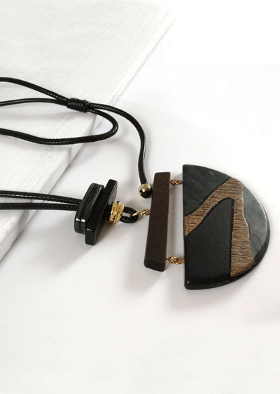 (АРТИКУЛ: 9024/52) КОЛЬЕ ЖЕНСКОЕ, КРУПНАЯ ПОДВЕСКА В СЕРО-КОРИЧНЕВЫХ ТОНАХ, ЮВЕЛИРНЫЙ ПЛАСТИК, ЗОЛОТИСТЫЙ МЕТАЛЛ, ЧЕРНЫЙ ШНУРОК