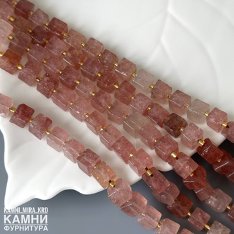 "Клубничный кварц" кварц с включениями гётита и слюдки рубиновой кубик 7x7-7,5x8,1 мм, цена за нить 19 см