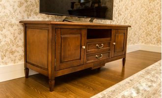 Тумба под ТВ с 2 ящиками и 2 боковыми дверьми.