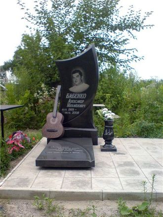 Фото вертикального бюджетного памятника на могилу с постаментом и гитарой в СПб