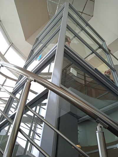 Лифтрон-4000 Подъемная платформа с ограждением шахты с высотой подъема до 13 метров. (стоимость зависит от высоты подъема и комплектации)