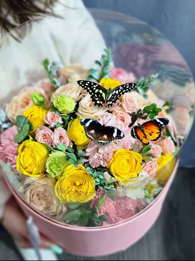 Букет в коробке с бабочками №91