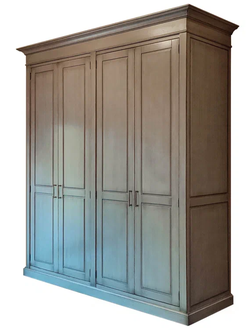 Шкаф для одежды четырехдверный со скрытыми ящиками.