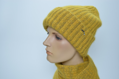 Шапка цвета лайм с отворотом