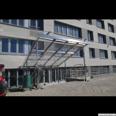 Стеклянный козырек на нержавеющих выносных кронштейнах