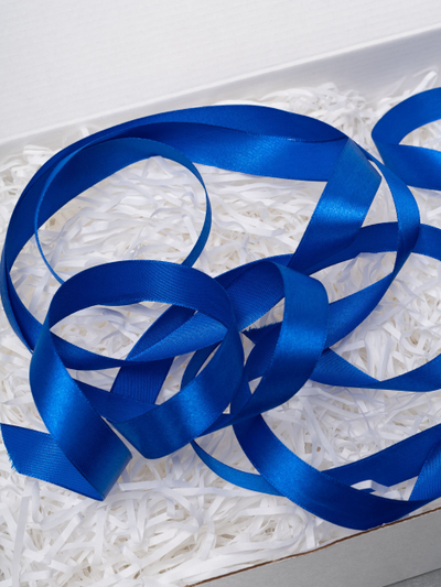 Белая подарочная коробка 32х22х10см с синей лентой и наполнителем