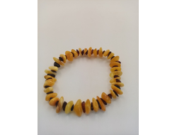 Браслет на резинке из натурального янтаря.