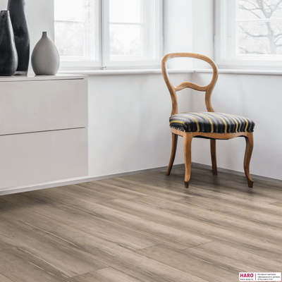 Пробковые полы Haro Дуб Дюна структур 537258 в интерьере комнаты