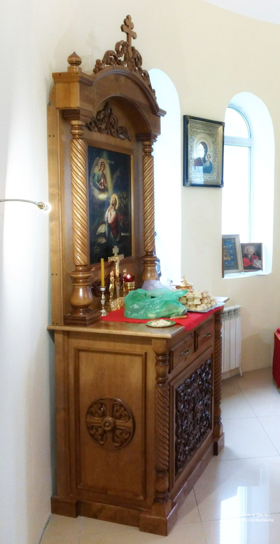 Жертвенник с иконой, резной жертвенник