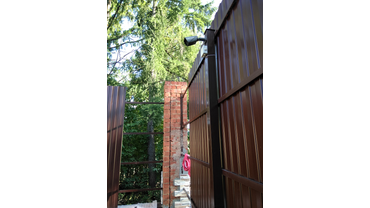 Установка камер видеонаблюдения с разрешением 4 мп 4К. Прокладка в трубах ПНД под газоном.