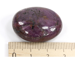 Корунд красный (рубин), полировка плоская (светится в УФ), Мьянма (30*24*12 мм, 24 г) №35655