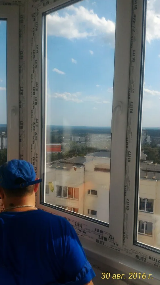 Монтаж балкона во Владимире ул.Нижняя Дуброва 13А
10 этаж. Использовали профиль Рехау Блиц с двухкамерным энергосберегающим стеклпоакетом и фурнитурой Рото. Окна ещё в защитной плёнке, В процессе установки..