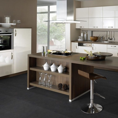 Виниловый пол Wineo 800 Stone Dark Slate DB00085 в интерьере кухни