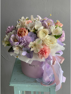 КОМПОЗИЦИЯ ИЗ ХРИЗАНТЕМ, РОЗ, АЛЬСТРОМЕРИЙ, ТЮЛЬПАНОВ, ЗЕЛЕНИ В КОРОБКЕ