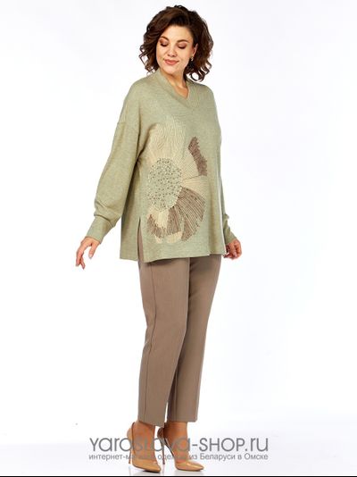 Женский костюм с трикотажным джемпером зеленого цвета и бежевыми брюками