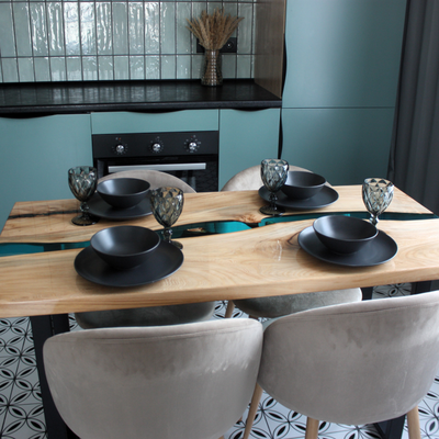 стол река из эпоксидной смолы для студии лазурного цвета