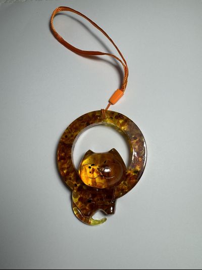 Подвеска в авто кот в круге заливка янтарь