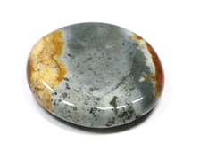 Яшма полихромная, камень-антистресс, Мадагаскар (41*40*10 мм, 25 г) №24628