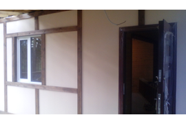 Установили стекло пакет и входную металлическую дверь.