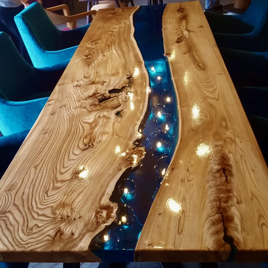 Стол-река из карагача. Ресторан "Асадо", г.Екатеринбург, работа spilcenter.com