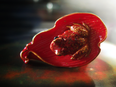 Кольцо с лягушкой на лепестке Червонной Муравы