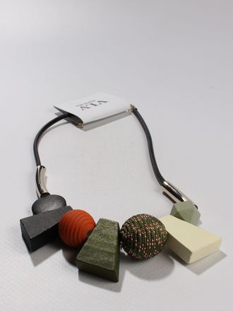 Колье "Вязаный шар и трапеции" хаки