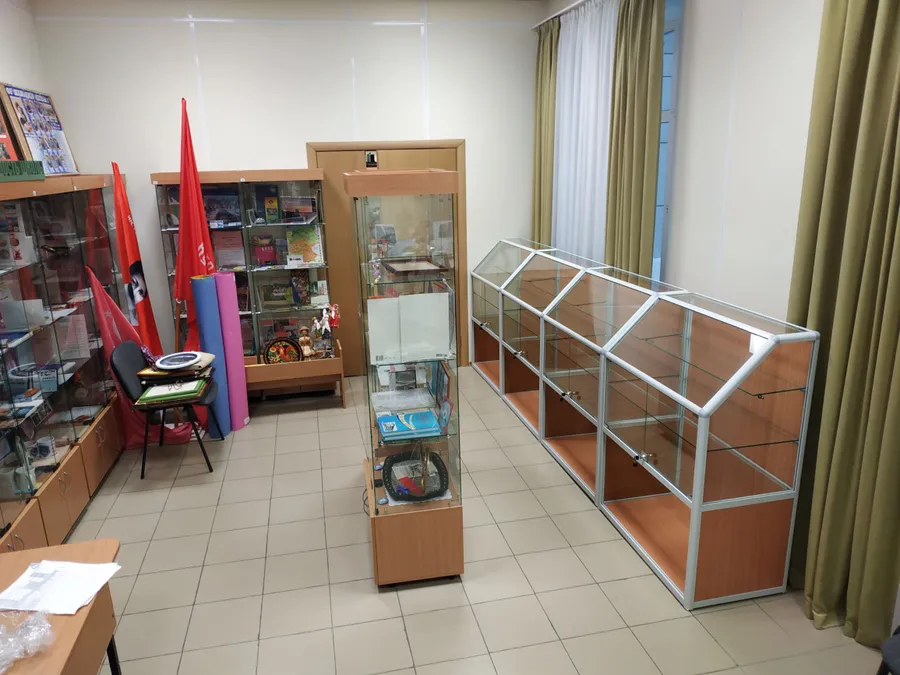 Витрины из алюминиевого профиля "Вико"
Наполнение ЛДСП, ДВПО Бук. Двери стеклянные 5мм на замках.