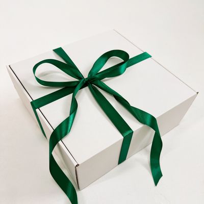 2 штуки - Подарочная коробка GILEV 32x32x12см с зеленой лентой и наполнителем