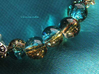 Отдых на лазурном берегу... Браслет в морском стиле с бусинами "кракле" и рыбкой