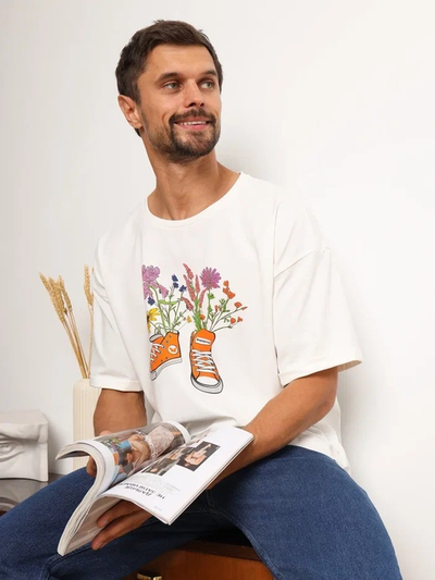 МУЖСКАЯ ФУТБОЛКА СВЕТЛАЯ "ЦВЕТОЧНЫЕ КЕДЫ"