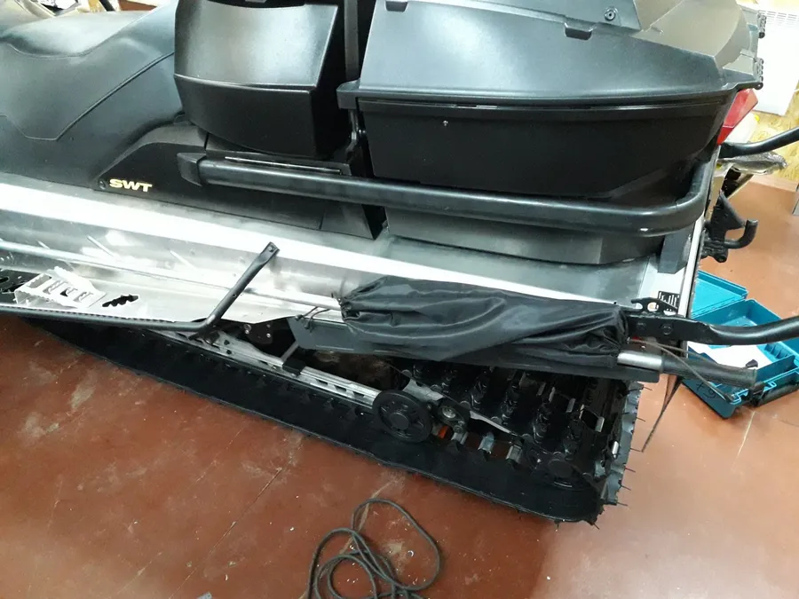 крепления которые в комплекте просто супер, устанавливается за 5 минут и мертво стоят