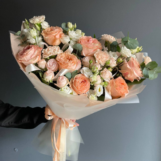 БУКЕТ ИЗ ПЕРСИКОВЫХ ПИОНОВИДНЫХ РОЗ, ЭУСТОМЫ, КУСТОВЫХ РОЗ И ГВОЗДИК - ( АРТ. С139)