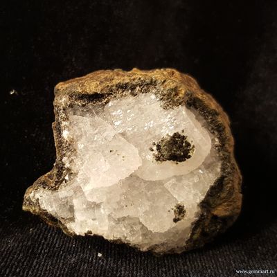 Стильбит в полости породы. 48*41*28мм.