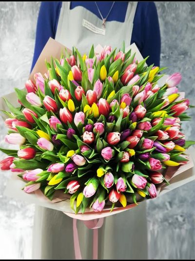 Букет из 151 тюльпана: яркий микс