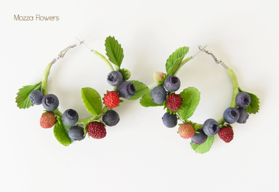 Серьги-кольца с черникой и земляникой.