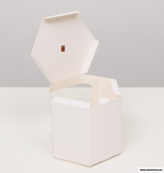 Коробка шестигранная с окном Белая 13 х 13 х 13,5 см